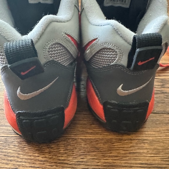 Nike Diamond Turf- (Deion Sanders)
Gray and Orange Sneakers with Dynamic Design - Picture 9 of 16